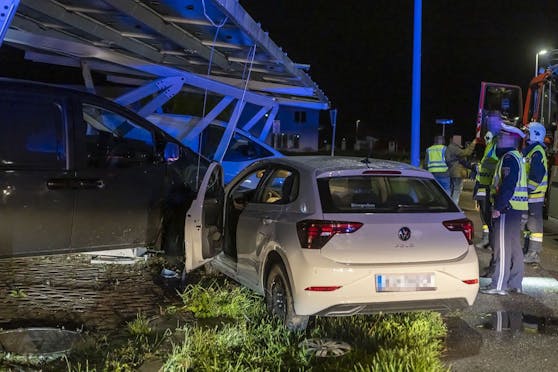 Der VW Polo der Frau krachte gegen ein Carport, ingesamt wurden drei Fahrzeuge und eine Photovoltaikanlage beschädigt.