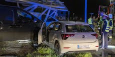 Riesenschaden in Krems nach Crash von Pkw in Carport