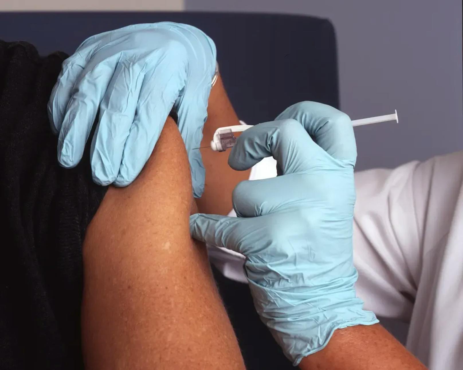 Laut Hisham Mehanna könnte die HPV-Impfung den Negativ-Trend wieder umkehren: "Es gibt zunehmende, wenn auch noch indirekte Beweise dafür, dass die Impfung auch bei der Vorbeugung einer HPV-Infektion im Mund wirksam sein kann."