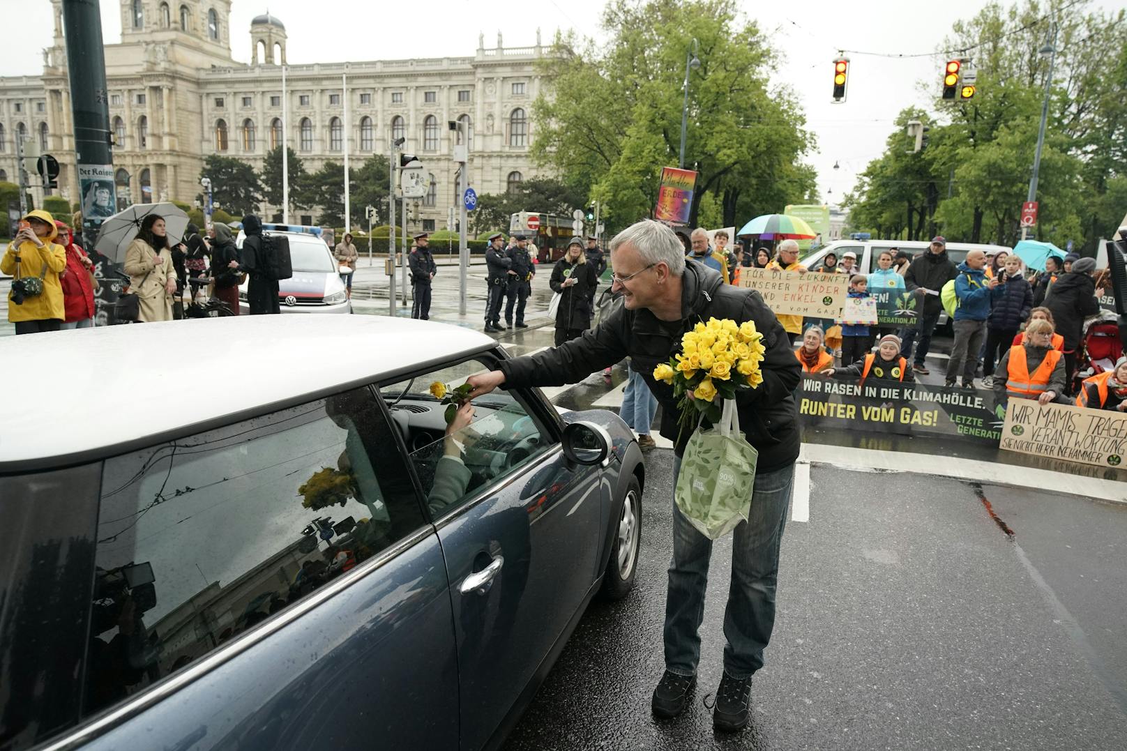 Für die Autofahrer gab’s am Sonntag Blumen von den Klima-Aktivisten.