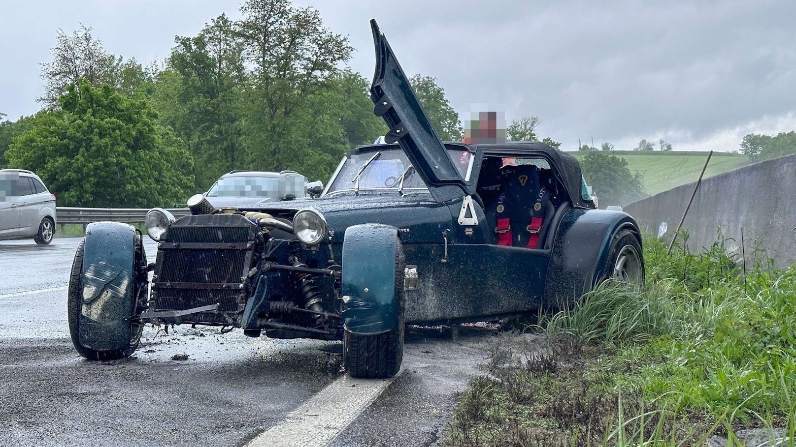 Sportwagen crashte auf der A1: Zwei Verletzte