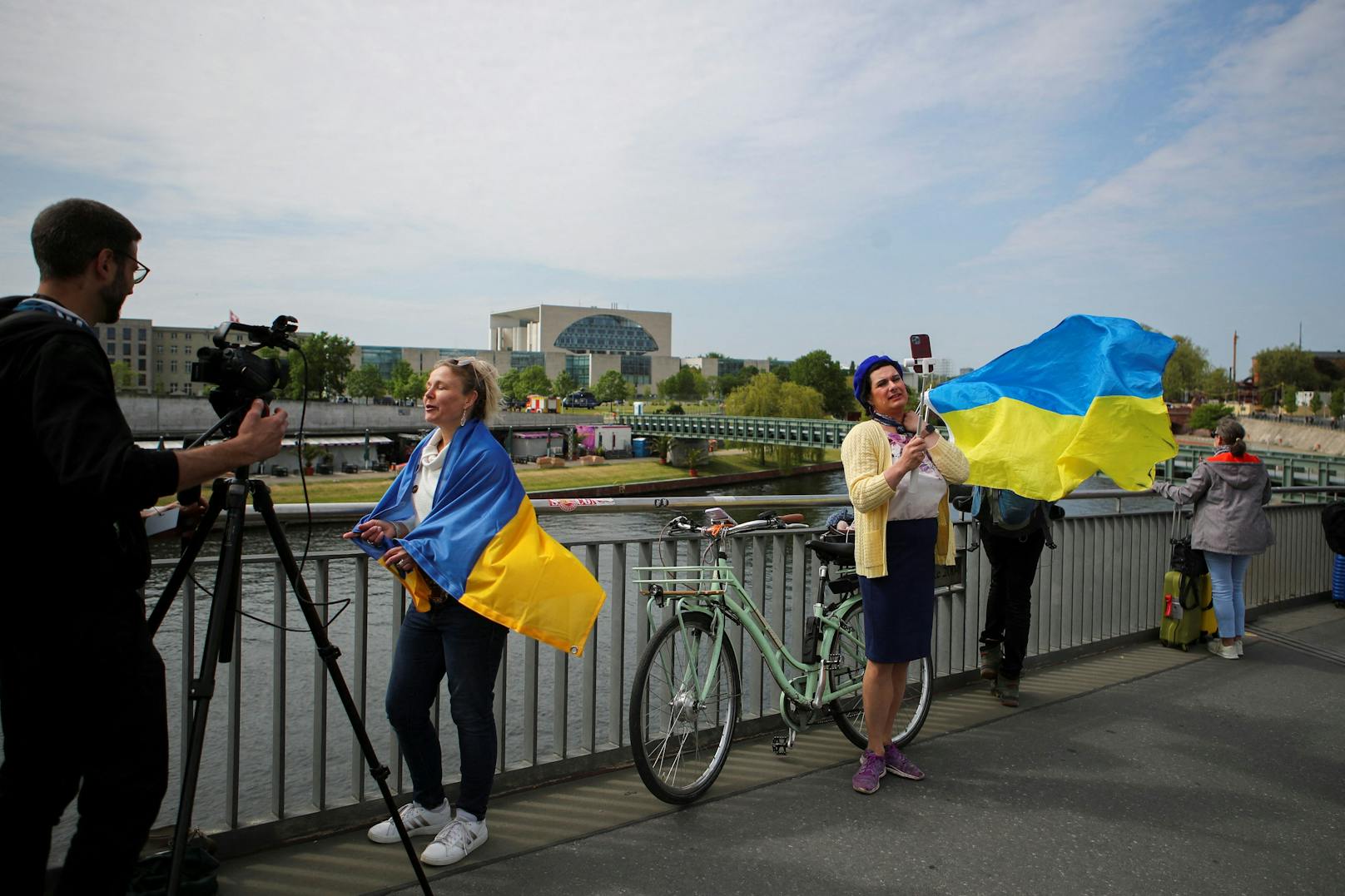 Am Rande des Besuchs zeigten Menschen mit ukrainischen Fahnen ihre Solidarität mit dem kriegsgebeutelten Land.&nbsp;