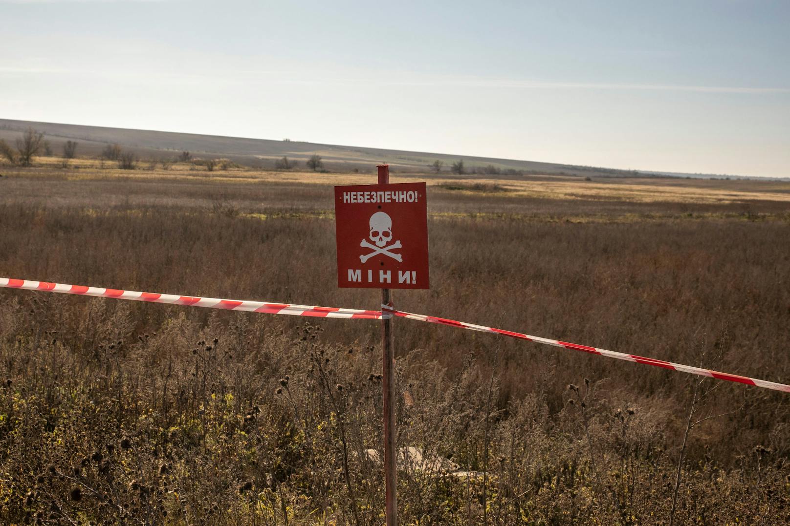 Doch auch ohne aktives Kampfgeschehen sind die ukrainischen Felder eine Todesfalle: überall gibt es riesige Minenfelder.