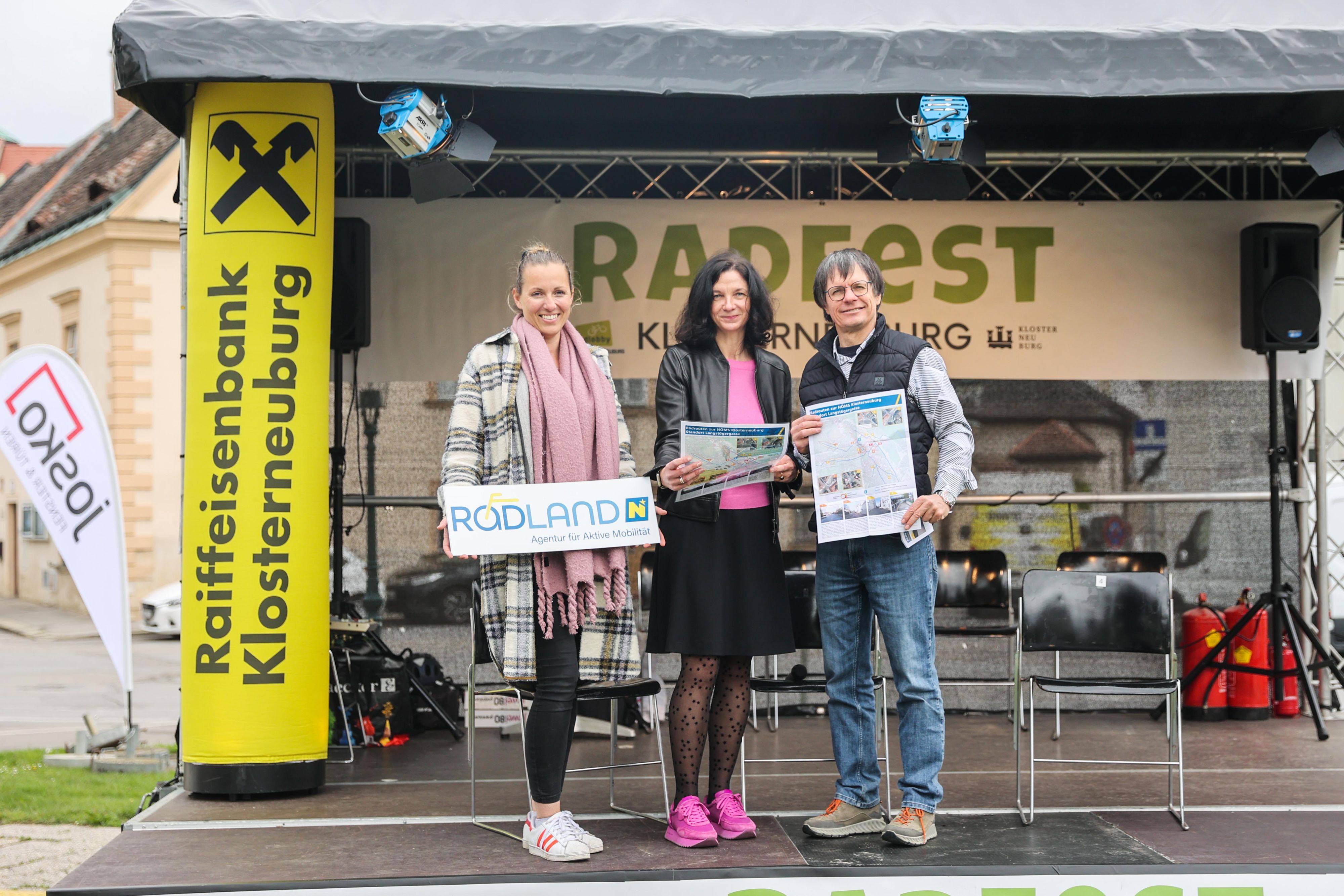 S. Hauptmann (Radland NÖ), S. Geyerhofer (Direktorin der Mittelschule Langstögergasse in Klosterneuburg) K. Robatsch (KFV Kuratorium für Verkehrssicherheit)