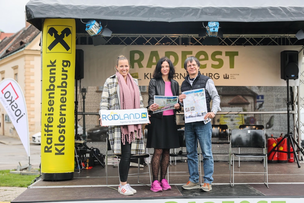 S. Hauptmann (Radland NÖ), S. Geyerhofer (Direktorin der Mittelschule Langstögergasse in Klosterneuburg) K. Robatsch (KFV Kuratorium für Verkehrssicherheit)