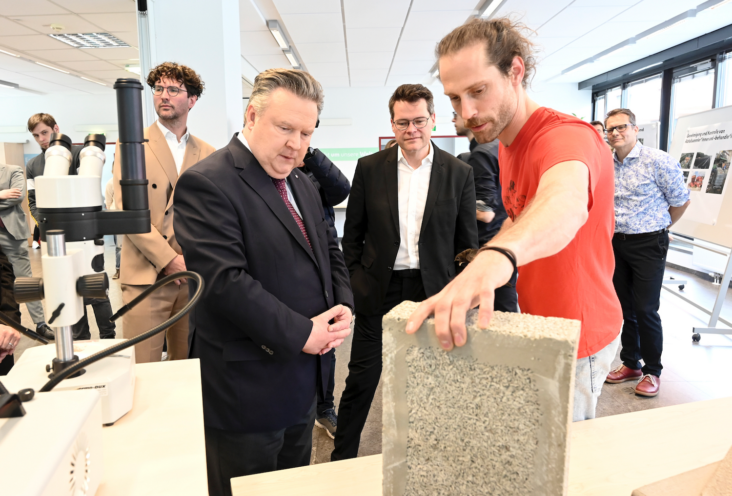 Milestones auf der Karriereleiter erreichen, kann man bei der Jobmesse der Stadt Wien im Rathaus am 23.Mai. Michael Ludwig (SPÖ) war vorab zu Besuch in der Umweltschutzabteilung der Stadt, auch hier wird eingestellt.