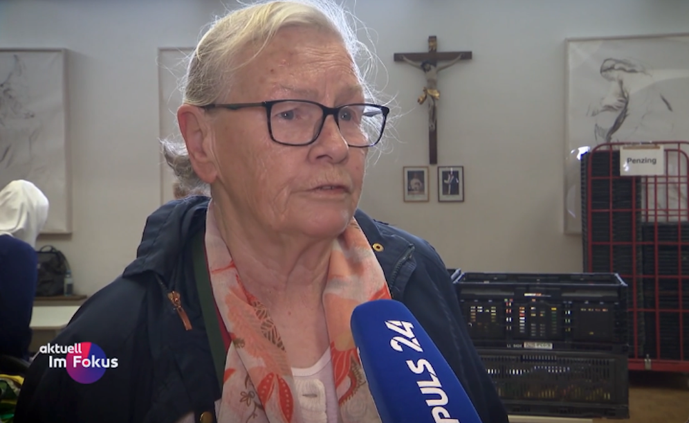 Frau Ursula aus Wien ist auf die Lebensmittelausgabe der Caritas angewiesen.