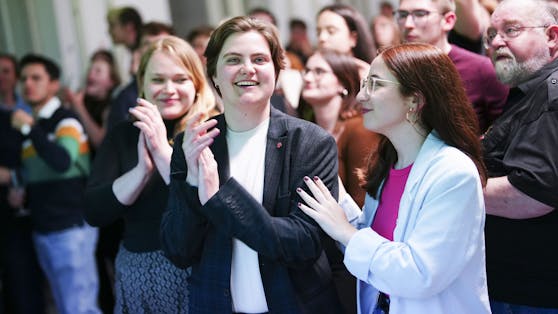 VSStÖ-Spitzenkandidatin Nina Mathies (Mitte) hat Grund zum Feiern.