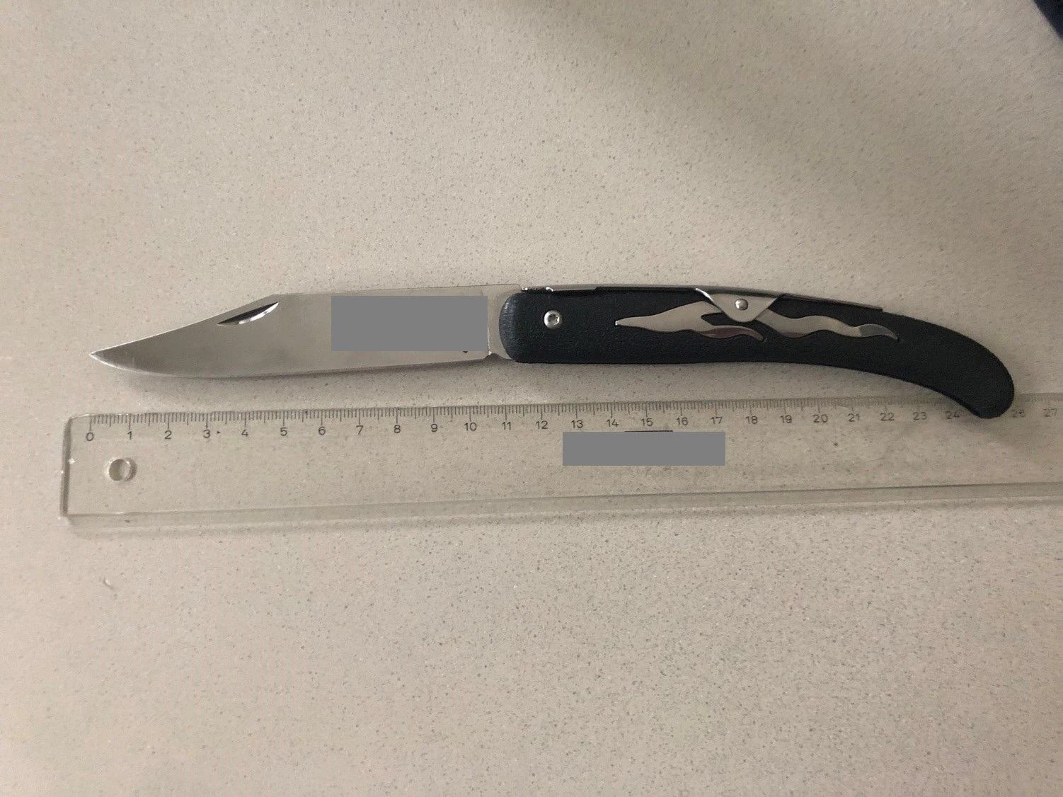 Mit diesem Messer soll der 20-Jährige seinen Kontrahenten verletzt haben. 