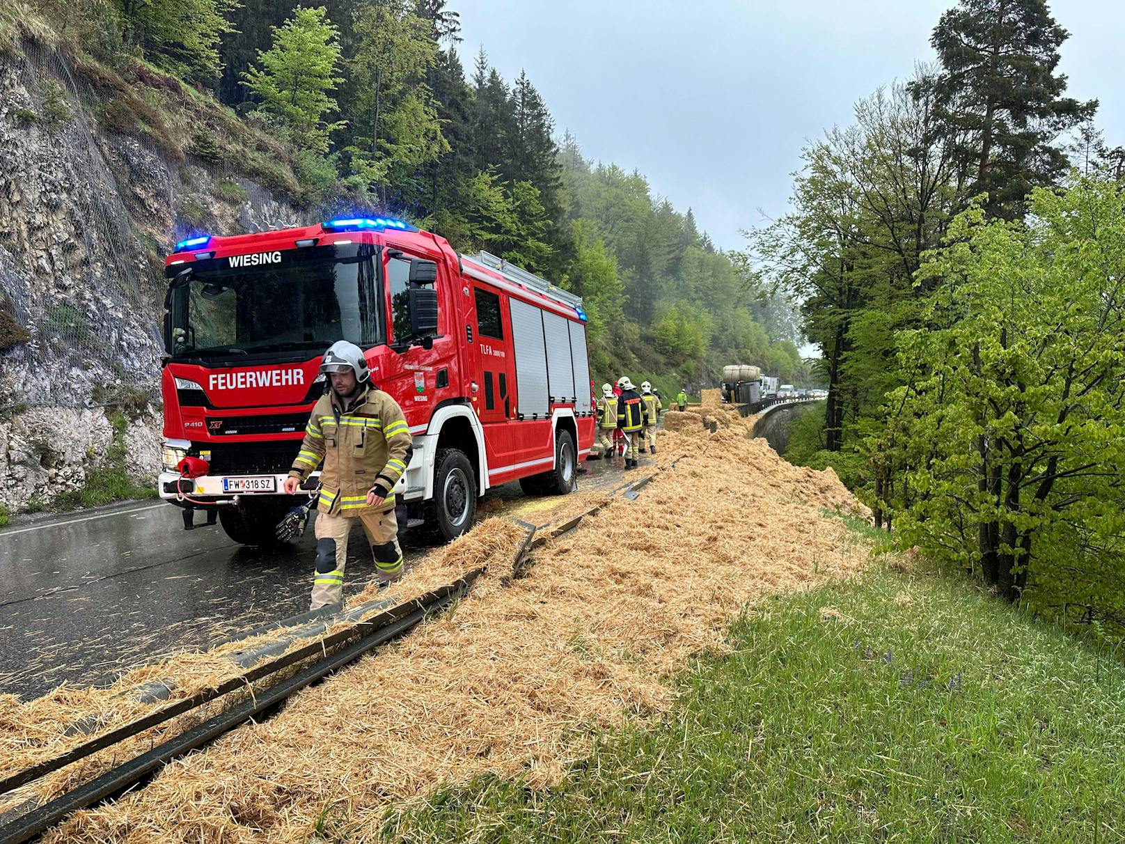 Ein mit Stroh beladener Lkw-Zug aus Deutschland sorgte am Montag für einen Feuerwehreinsatz auf der Achenseebundesstraße in Wiesing (Bezirk Schwaz).