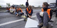 Chaos in Wien! Klima-Kleber blockieren mehrere Brücken
