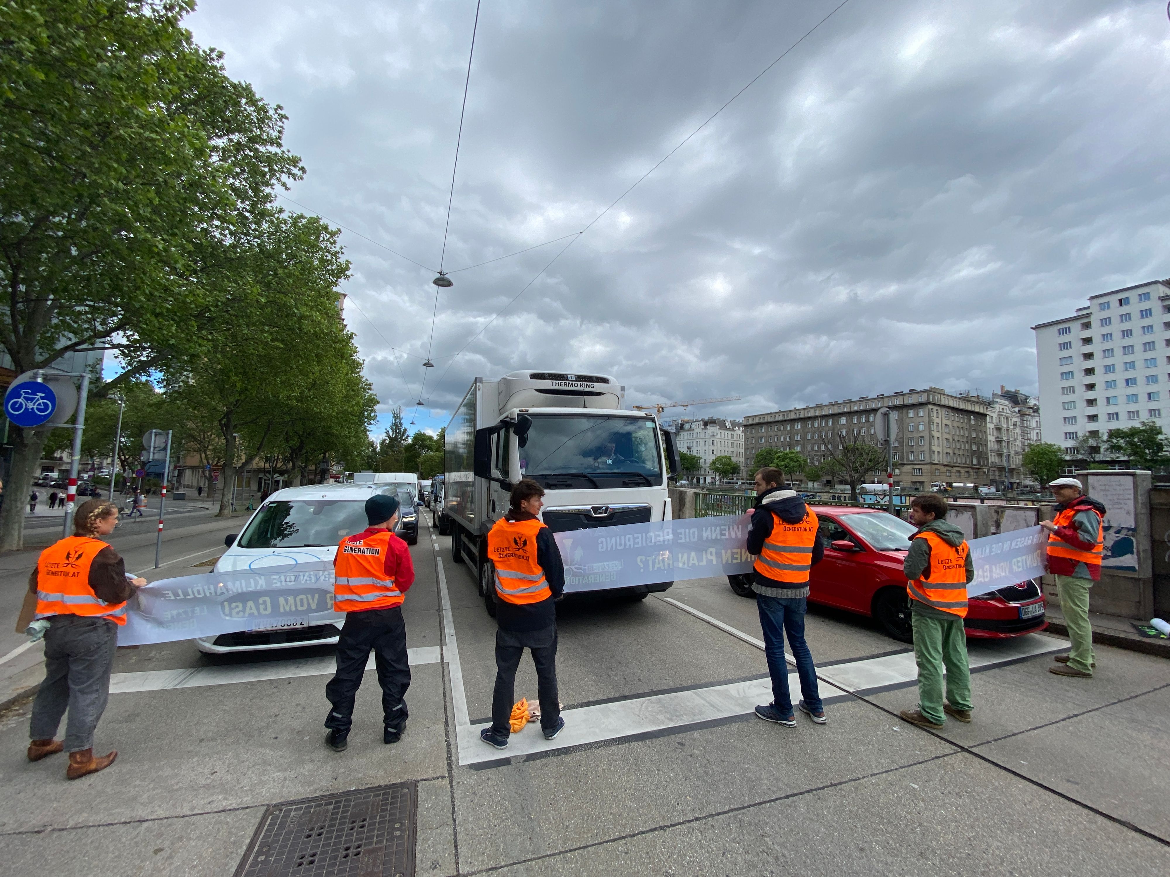 Multi-Attacke Auf Wien – 45 Klima-Kleber Festgenommen | Heute.at