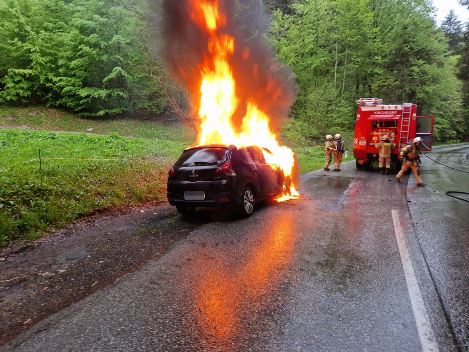 Auto geht während der Fahrt plötzlich in Flammen auf