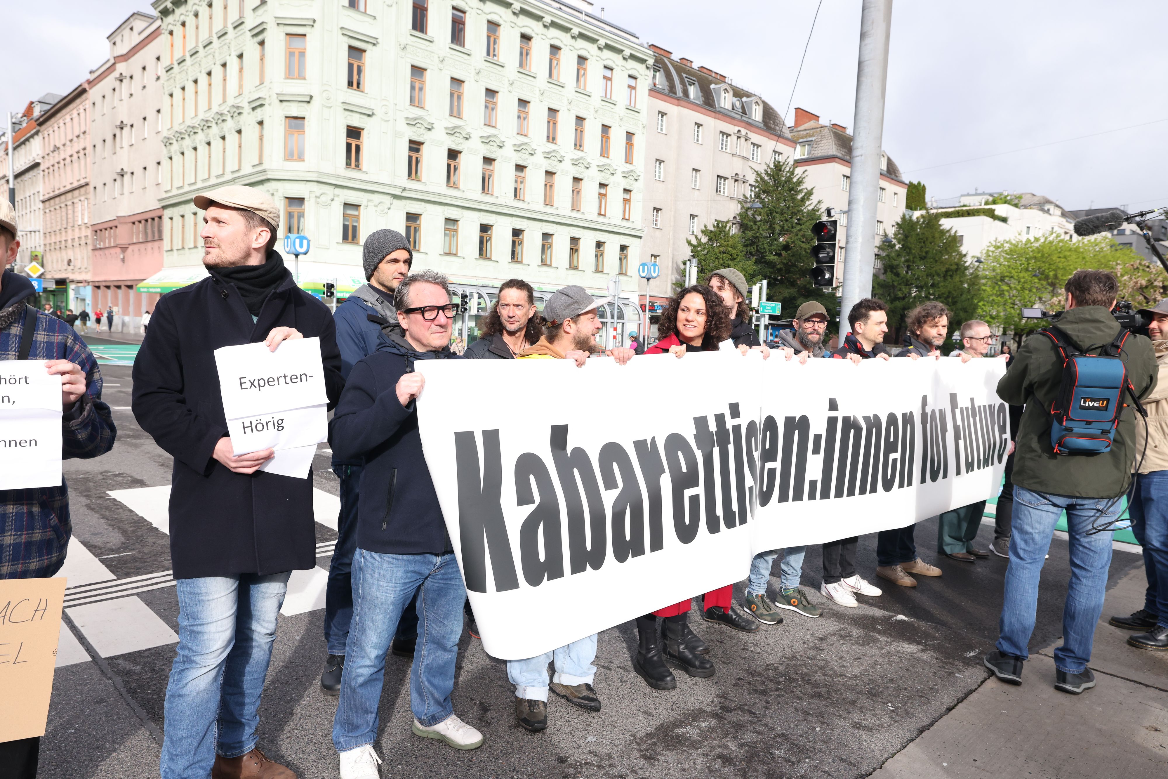 Die Klima-Kleber bekommen Montagmorgen Unterstützung von Rudi Fußi.
