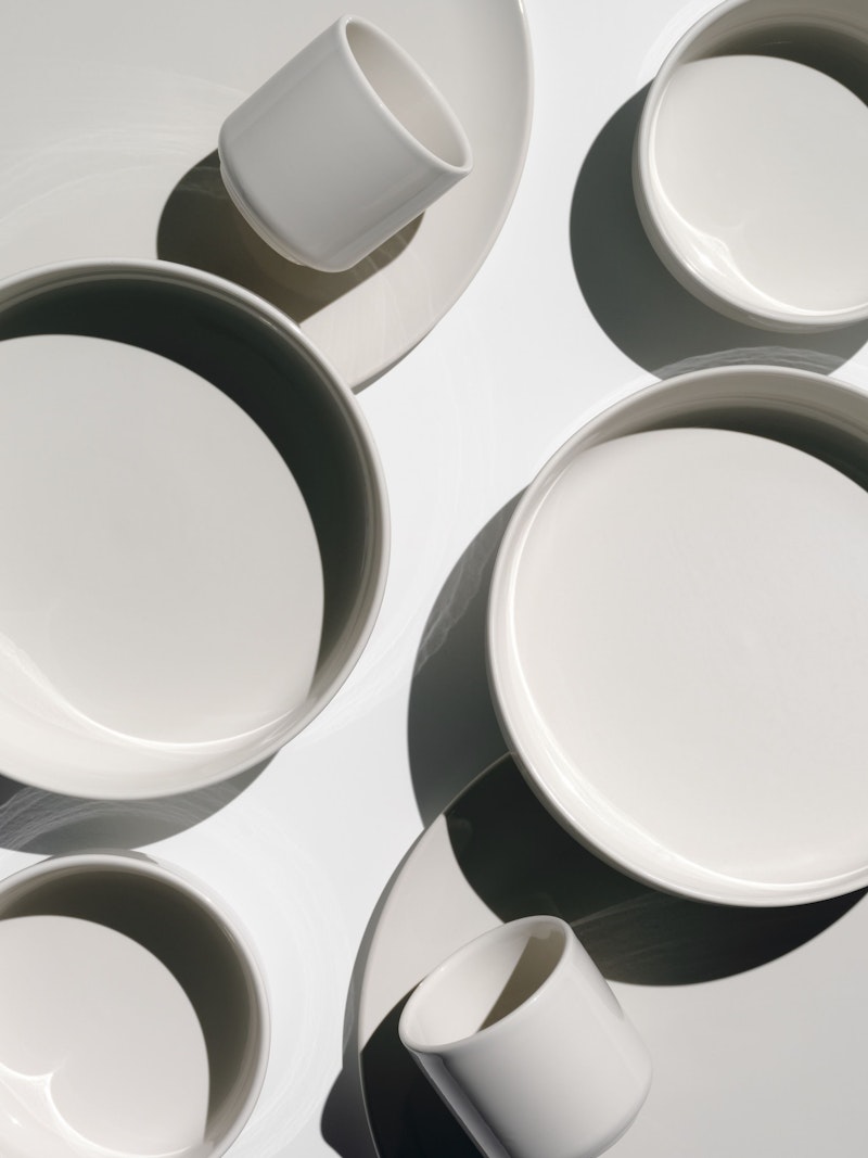 Ihre Tabelware:&nbsp;minimalistisch und puristisch. Plates, Bowls, Cups, Cappuccino- und Espresso-Tassen werden in einer kleinen deutschen und portugiesischen Manufaktur per Hand gefertigt. Die Preise starten bei 14 Euro.