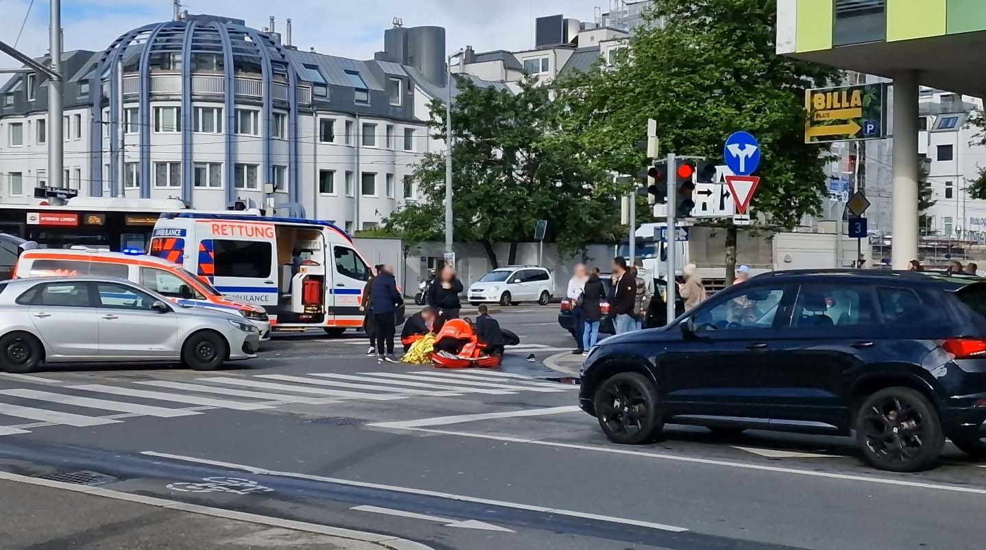 Die Rettungskräfte kümmerten sich um die schwerverletzte Person am Unfallsort.