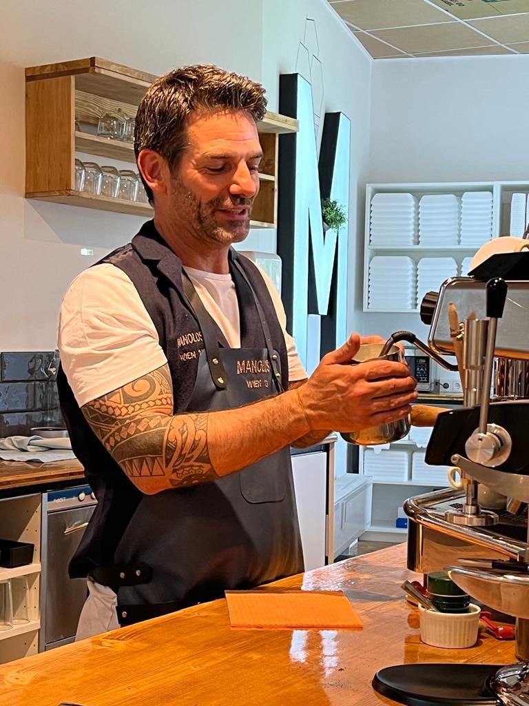 Ortega in seinem Café Manolos