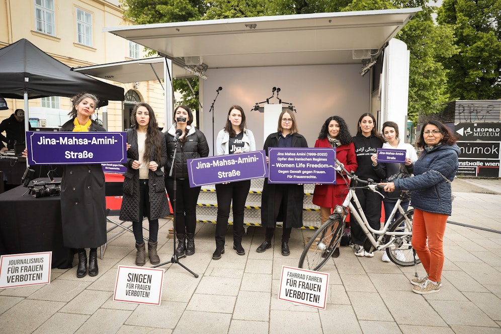 Für eine Jina-Mahsa-Amini Straße: Die Wiener Gemeinderätinnen Dolores Bakos (Neos, 4. von links) und Marina Hanke (SPÖ, Mitte) zusammen mit Publizistin Mina Khani (links), Diplomatin Shoura Hashemi (4. von rechts), Sängerin Samira Dadashi (3. von rechts) und weiteren Vertreterinnen der iranischen Community.
