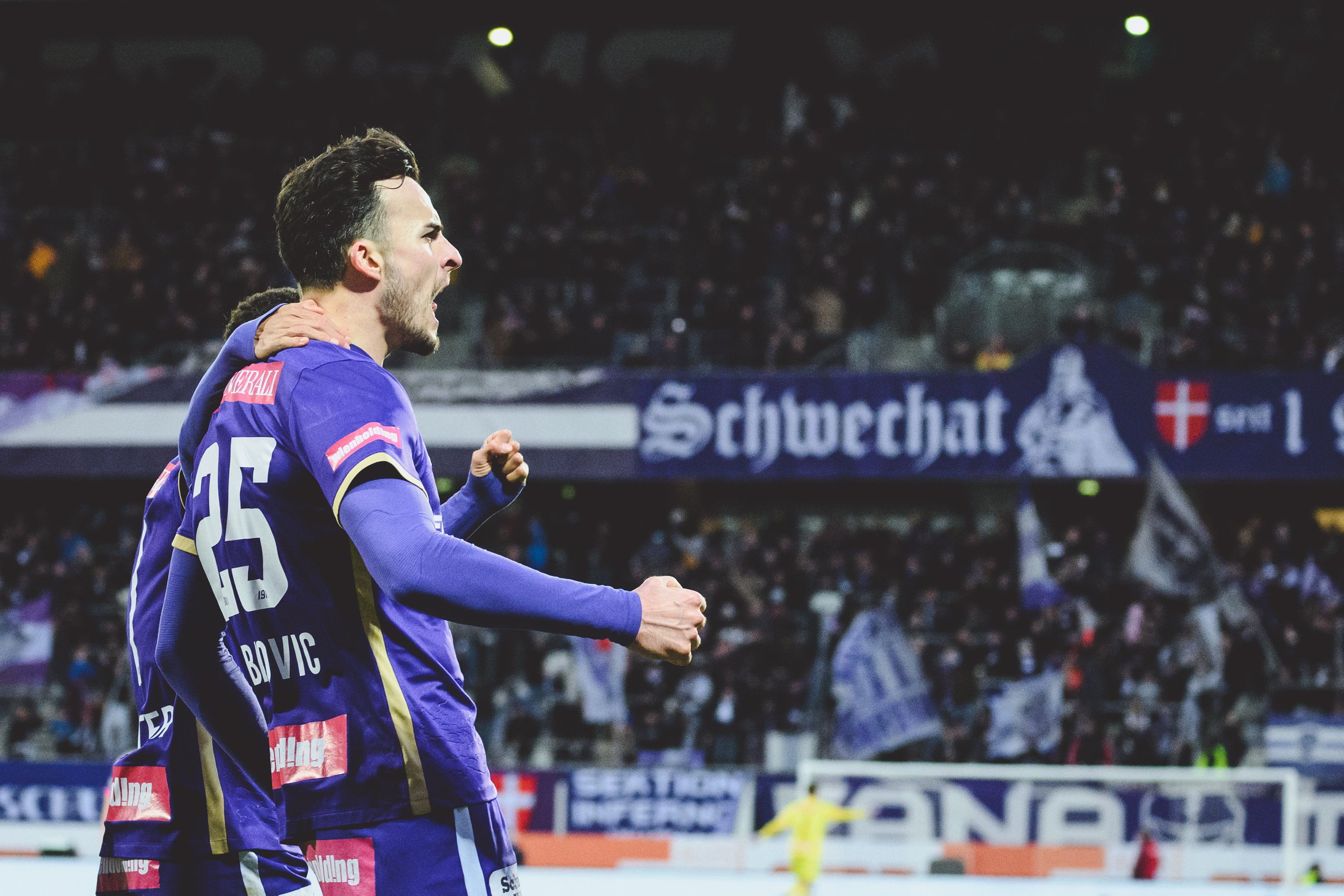 Haris Tabakovic jubelt mit den Austria-Fans.