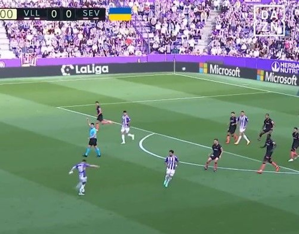 Unfassbar! Dieser Schuss landet im Tor. Der Schiri beendet aber das Spiel.