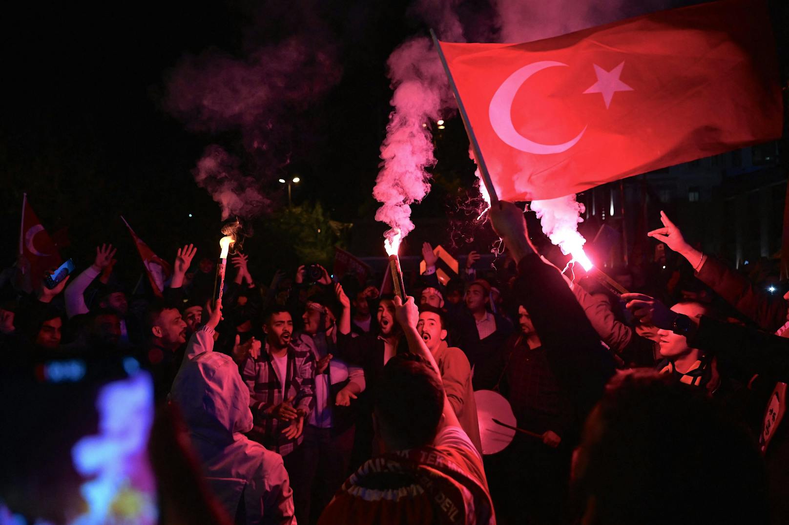 Das Rennen um das Präsidentenamt zwischen Amtsinhaber Erdogan und seinem Herausforderer Kilicdaroglu war knapp – und geht wohl in eine zweite Runde. Für Erdogan ist das Ergebnis ein Rückschlag. Aber auch die Opposition blieb unter ihren Erwartungen.