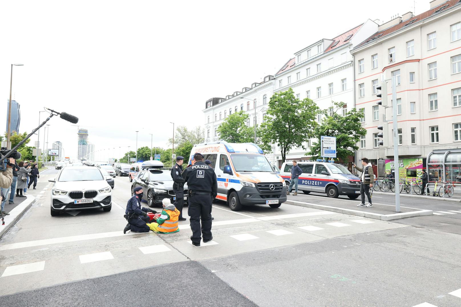 Ein Rettungsfahrzeug der Wiener Berufsrettung wurde durchgelassen.