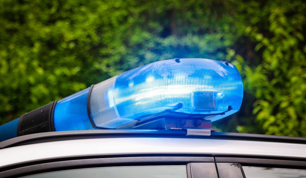 Ein Polizeibeamter erlitt durch die Attacke Verletzungen unbestimmten Grades. 