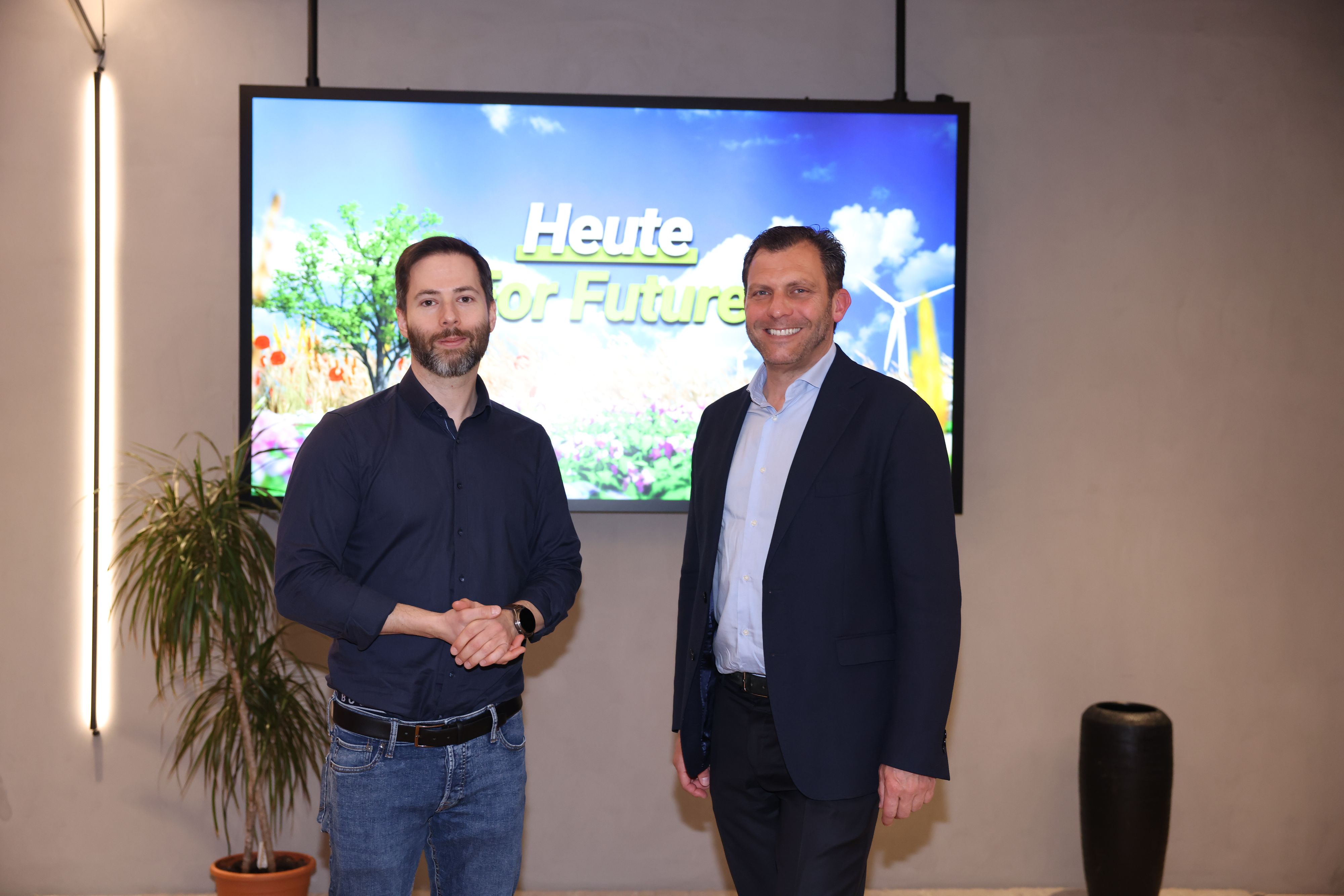 Andreas Martin, Geschäftsführer der Porsche Media &amp; Creative, (re.) sprach mit Dominik Kaltenböck (heute.at) über die Zukunft von Elektro-Autos.