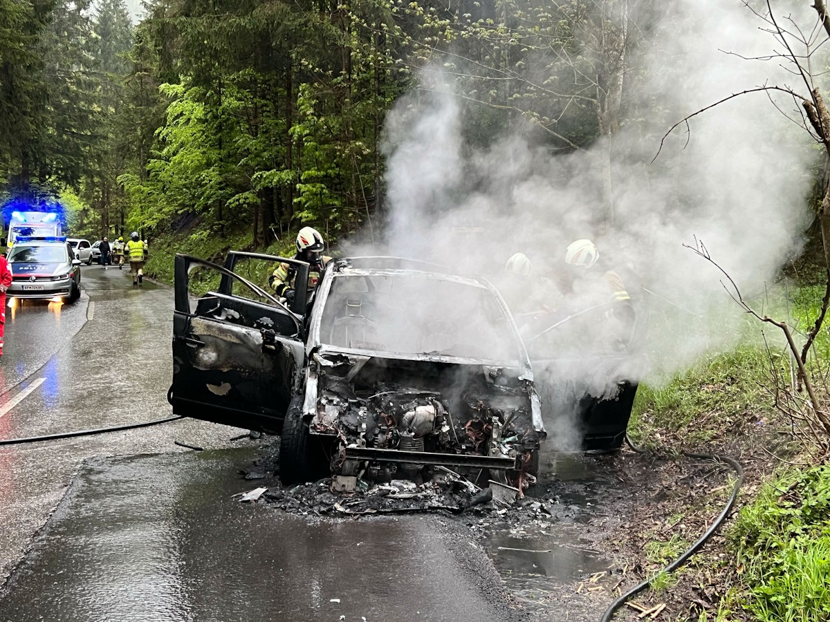 Kirchdorf-Schwendter Strasse-Fahrzeugbrand mit Totalschaden -Fotocredit: ZOOM.TIROL 