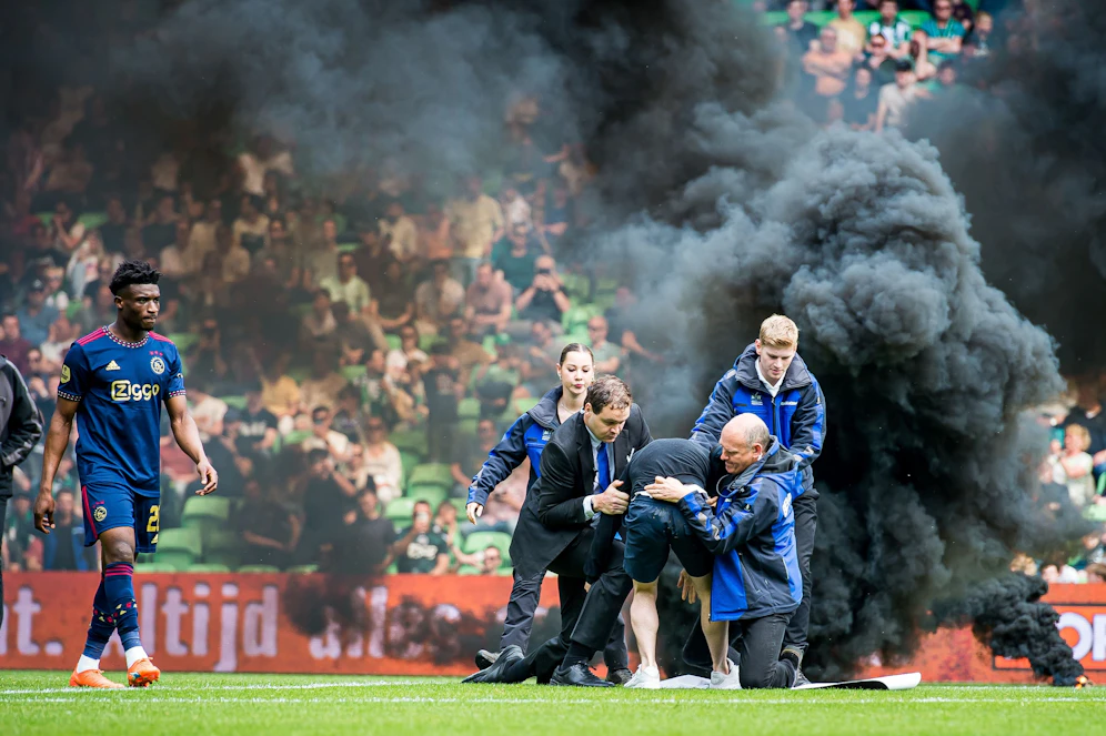 Rauchbomben und Platz-Stürmer - Eklat beim Ajax-Match in Groningen.
