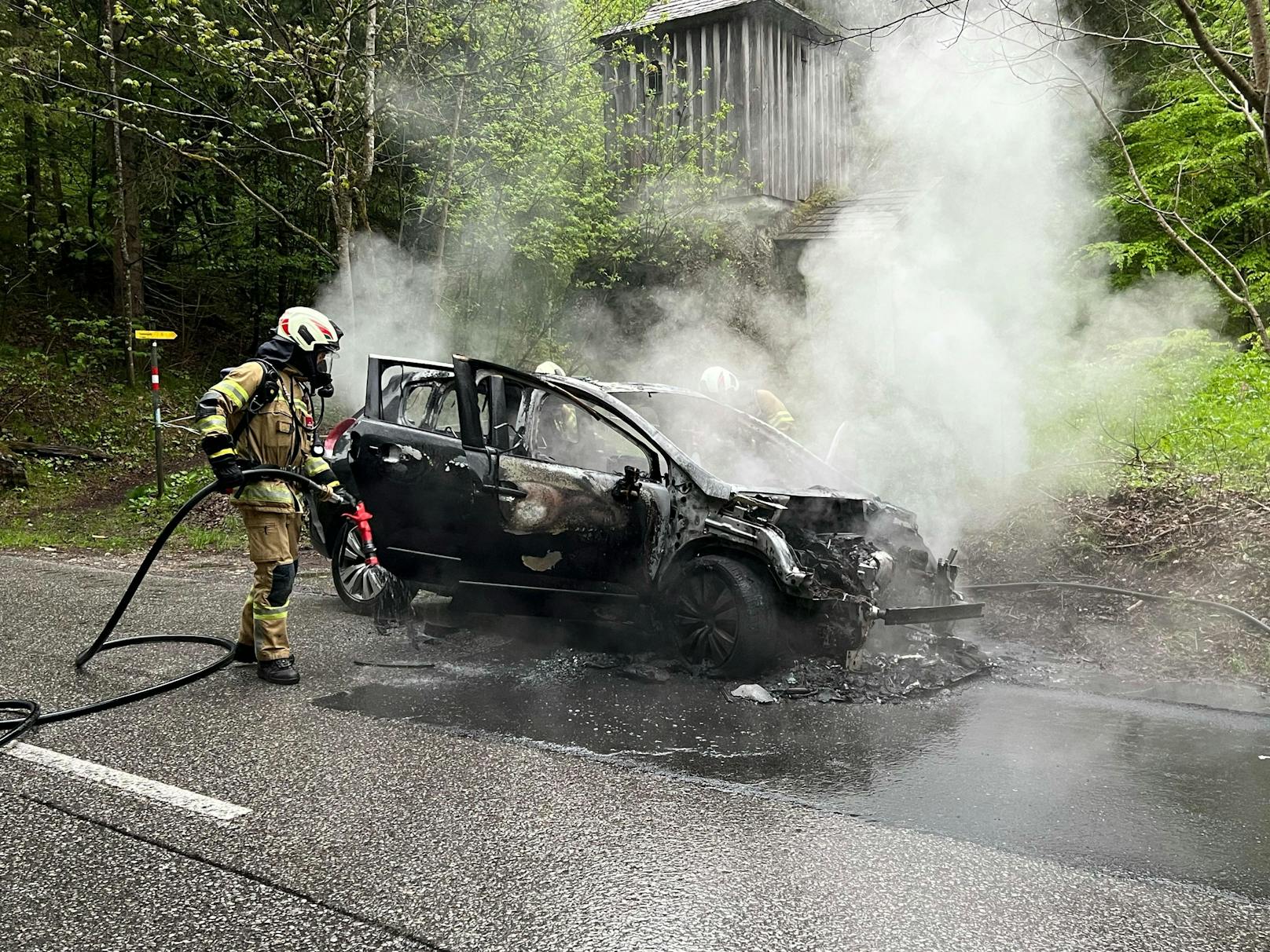 Nachdem ein 57-jähriger Österreicher während der Fahrt aus dem Motorraum seines PKWs einen unangenehmen Geruch feststellte, hielt er den Pkw an und beim Öffnen der Motorhaube schlugen ihm bereits  Flammen entgegen.