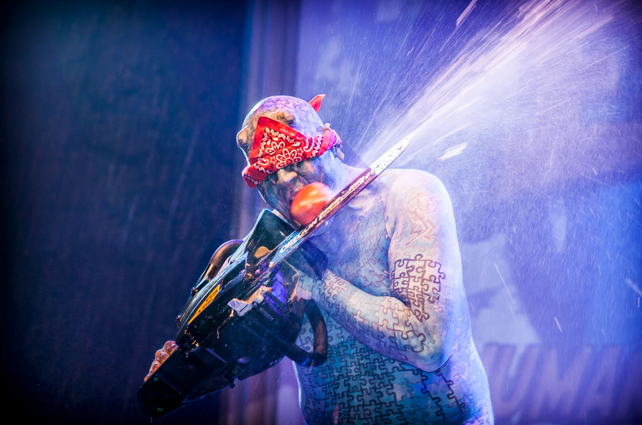 The Enigma war der weltweit erste Mensch der sogenannten Modern Primitives Szene, der ein einzigartiges Ganzkörper Tattoo-Konzept umgesetzt hat und so zu einer weltweiten Berühmtheit wurde.