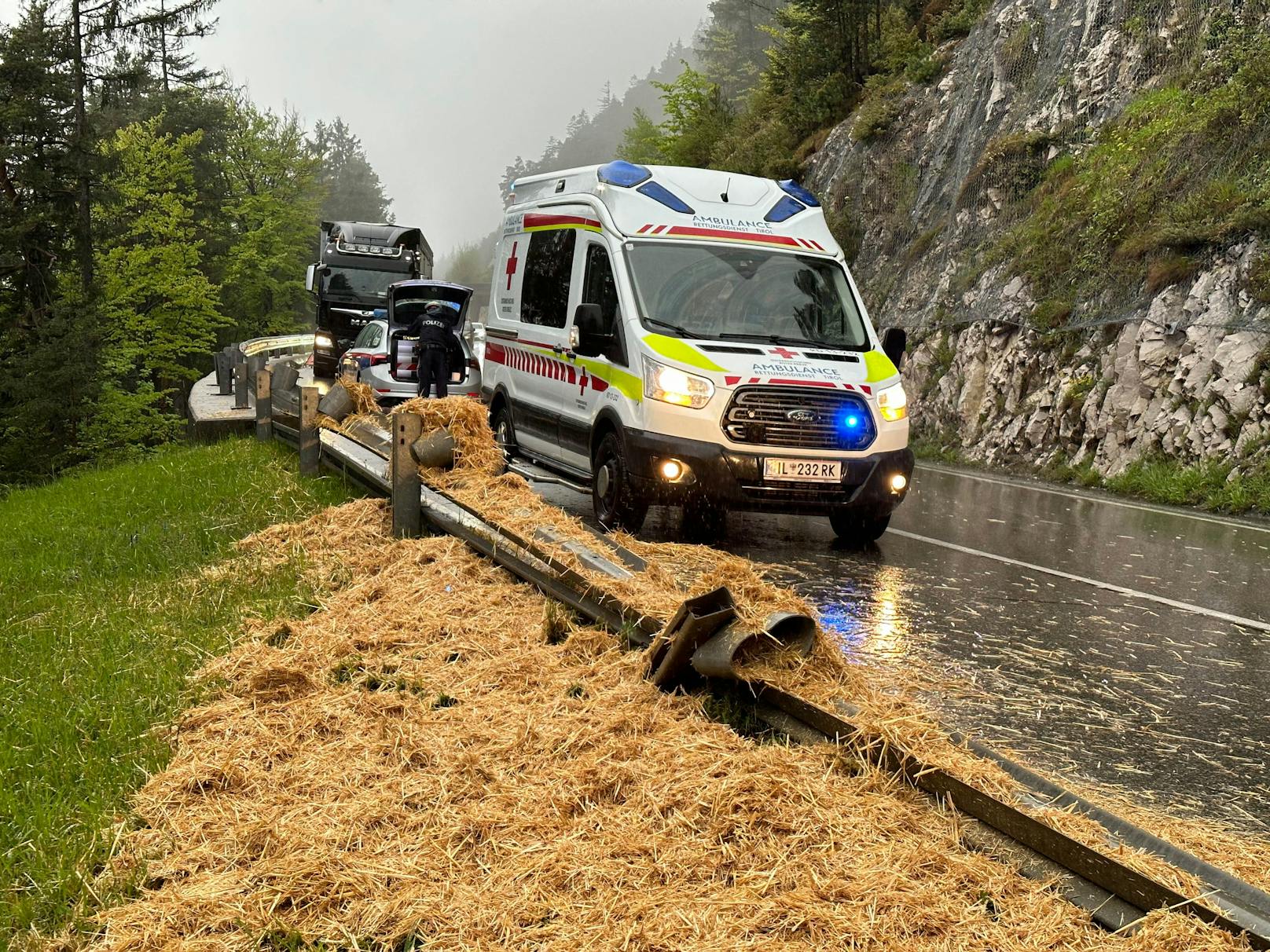 Ein mit Stroh beladener Lkw-Zug aus Deutschland sorgte am Montag für einen Feuerwehreinsatz auf der Achenseebundesstraße in Wiesing (Bezirk Schwaz).