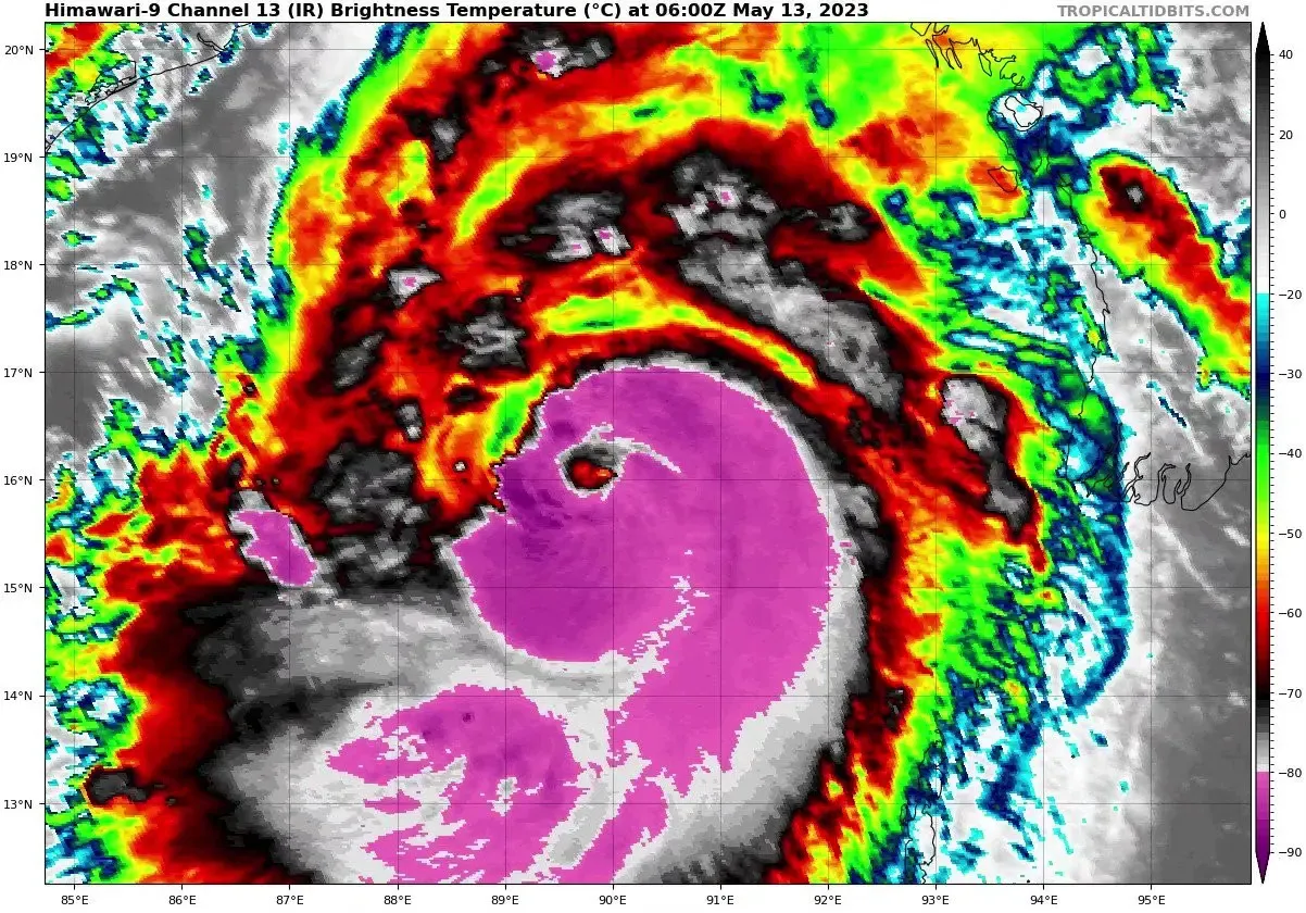 Das Zentrum des Sturms traf am Sonntagnachmittag auf Land. 