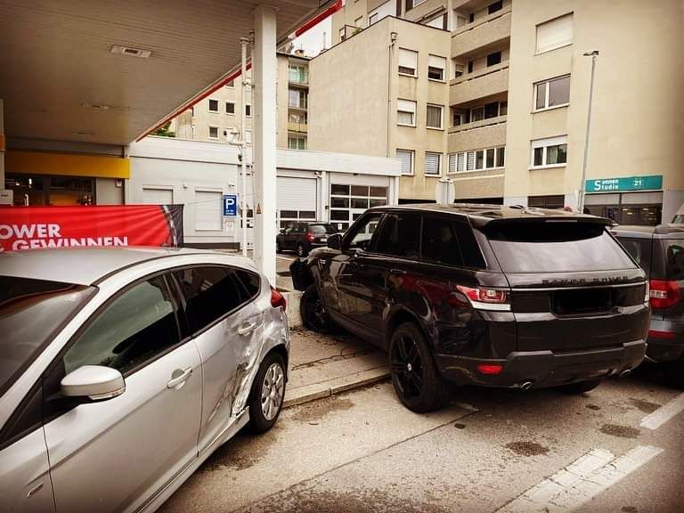 Alko-Lenker mit 3,2 Promille krachte in Betonsockel von Tankstelle