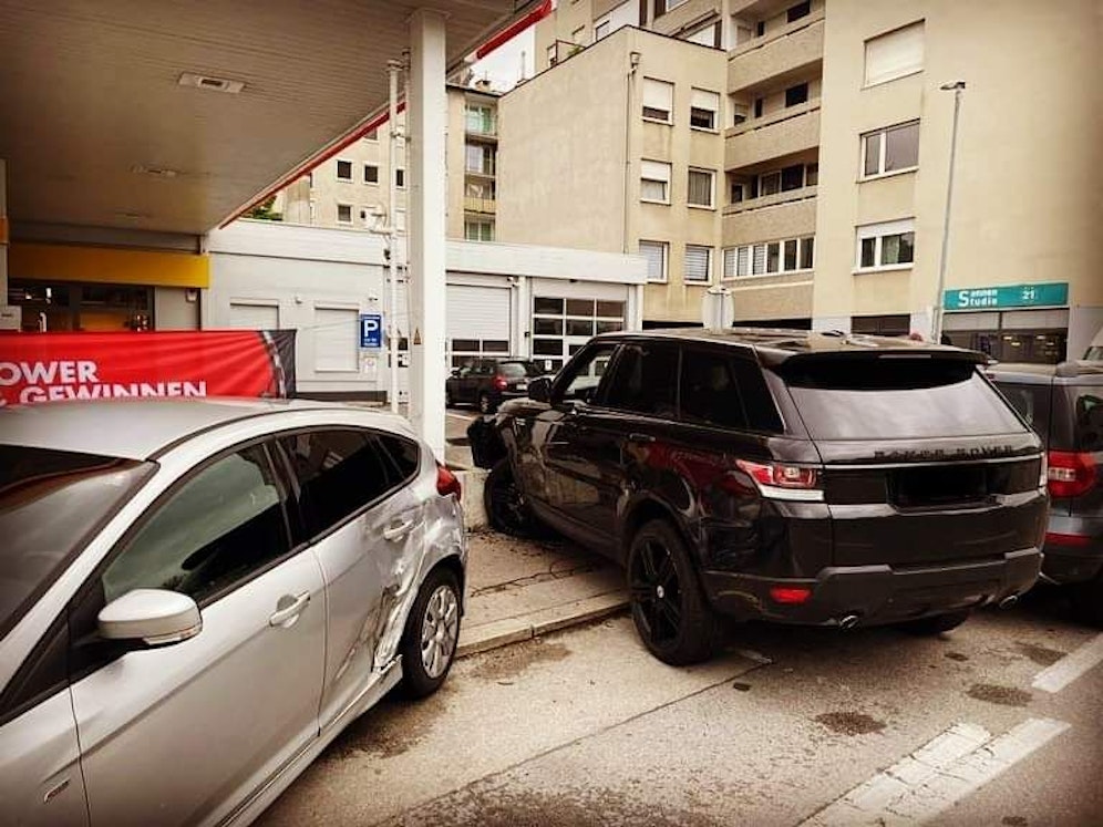 Alko-Lenker mit 3,2 Promille krachte in Betonsockel von Tankstelle.