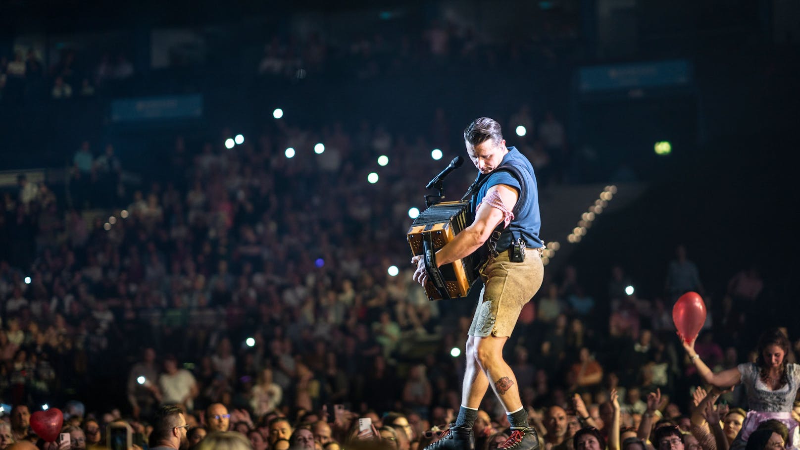 Mit seiner "Dirndl-Wahnsinn-Hulapalu!"-Tour schreibt Andreas Gabalier ein neues Kapitel der "Volks-Rock'n Roller"-Geschichte: "Meine Fans sind einfach der Wahnsinn!"