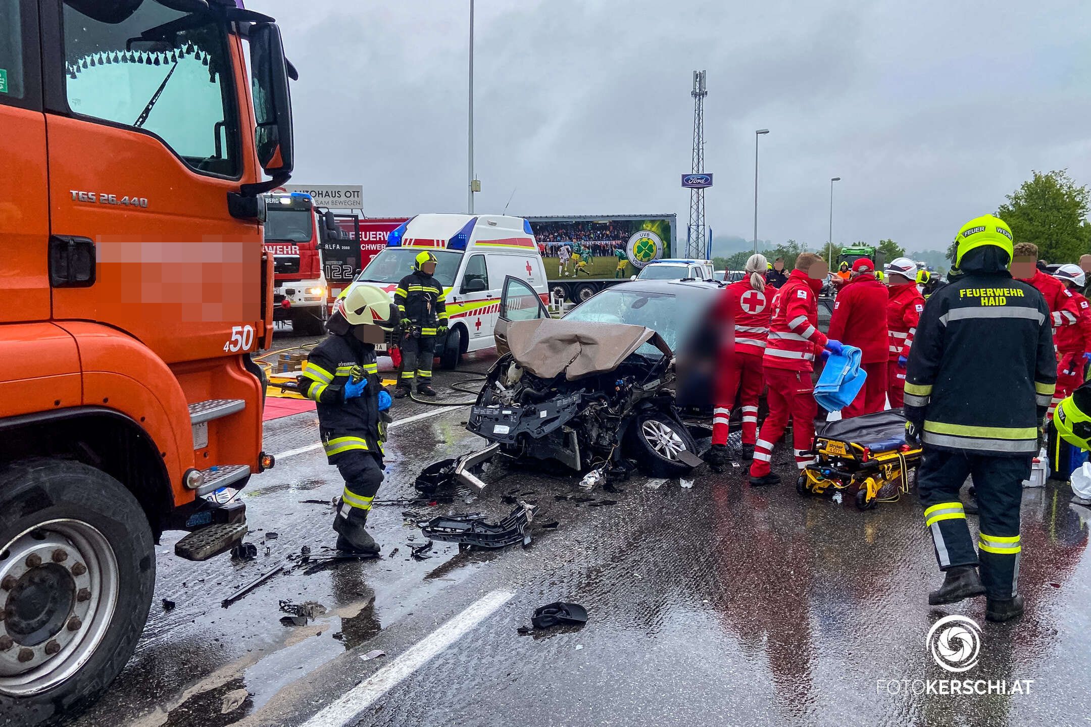 Die Einsatzkräfte hatten alle Hände voll zu tun, um die Straße in Schwertberg wieder freizuräumen.