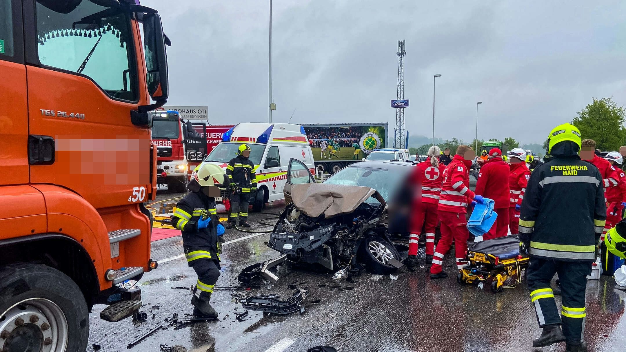 Die Einsatzkräfte hatten alle Hände voll zu tun, um die Straße in Schwertberg wieder freizuräumen.