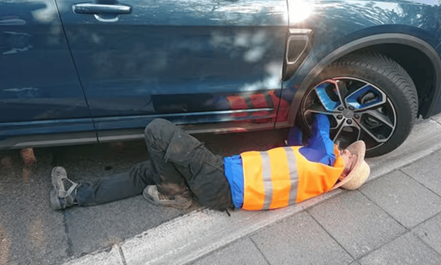 In Berlin kleben sich Klimaaktivisten an Autoreifen.