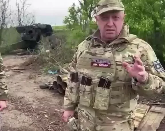 In einem von russischen Militärbloggern verbreiteten Video präsentierte Prigoschin den Leichnam eines US-Soldaten inmitten von Trümmern.