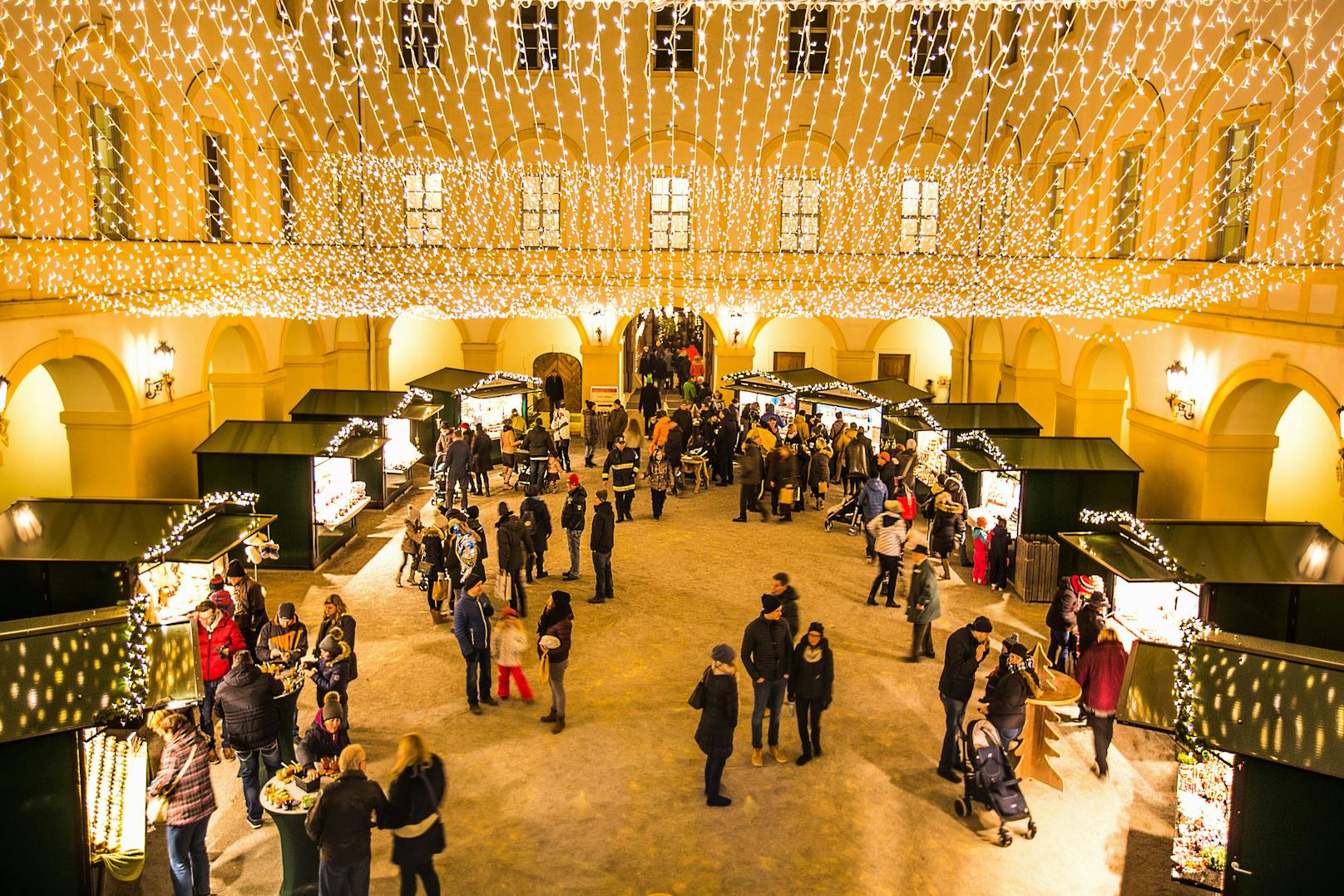 Weihnachtsmarkt auf Schloss Hof