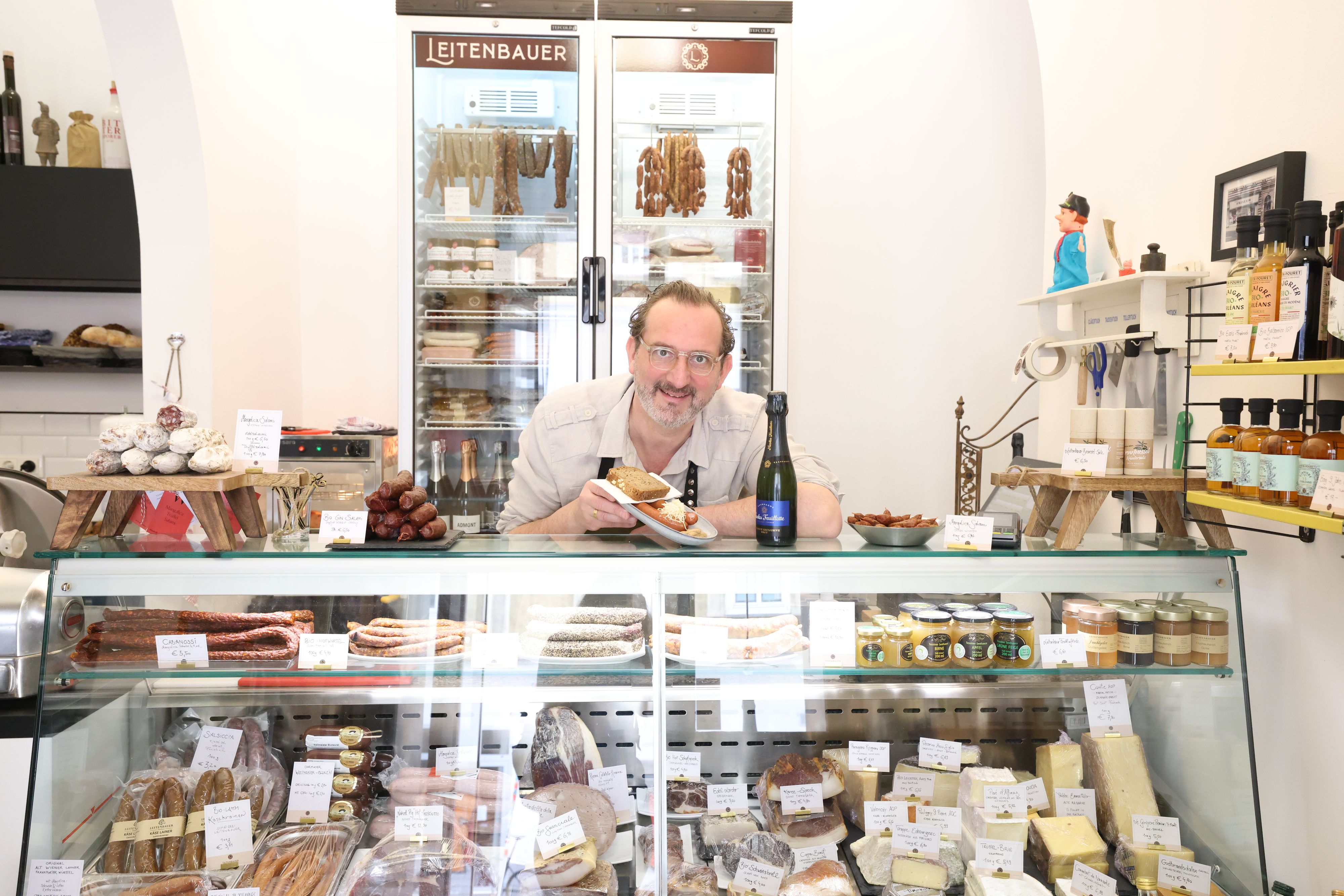 Georg Leitenbauer hat sich einen Traum erfüllt. In seinem Geschäft gibt es feine Würste, Delikatessen, Weine – fast alles aus Österreich von Lieferanten, die er persönlich kennt und die Qualität so zu 100 Prozent garantiert.