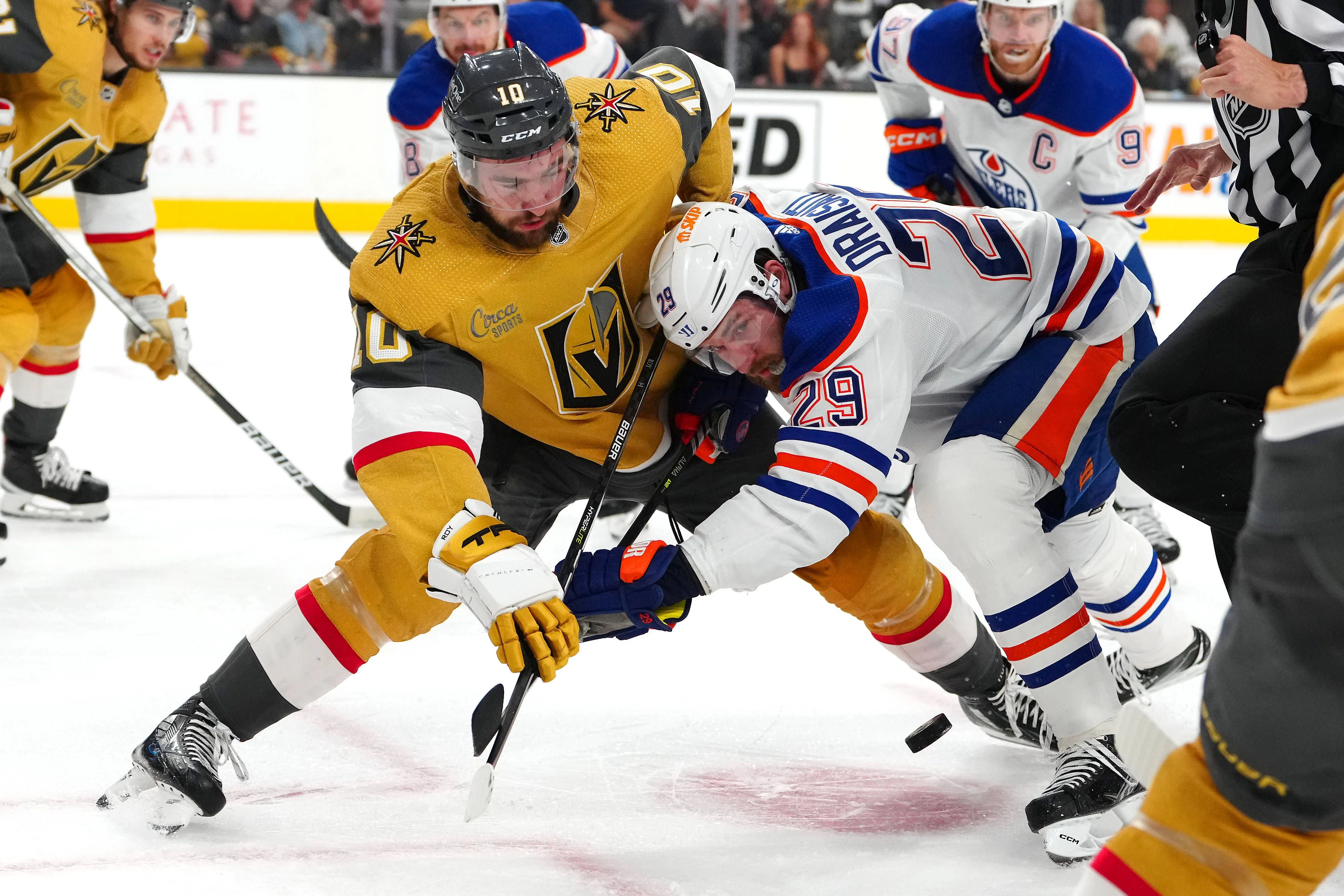 Leon Draisaitl (r.) scheidet mit den Edmonton Oilers aus.