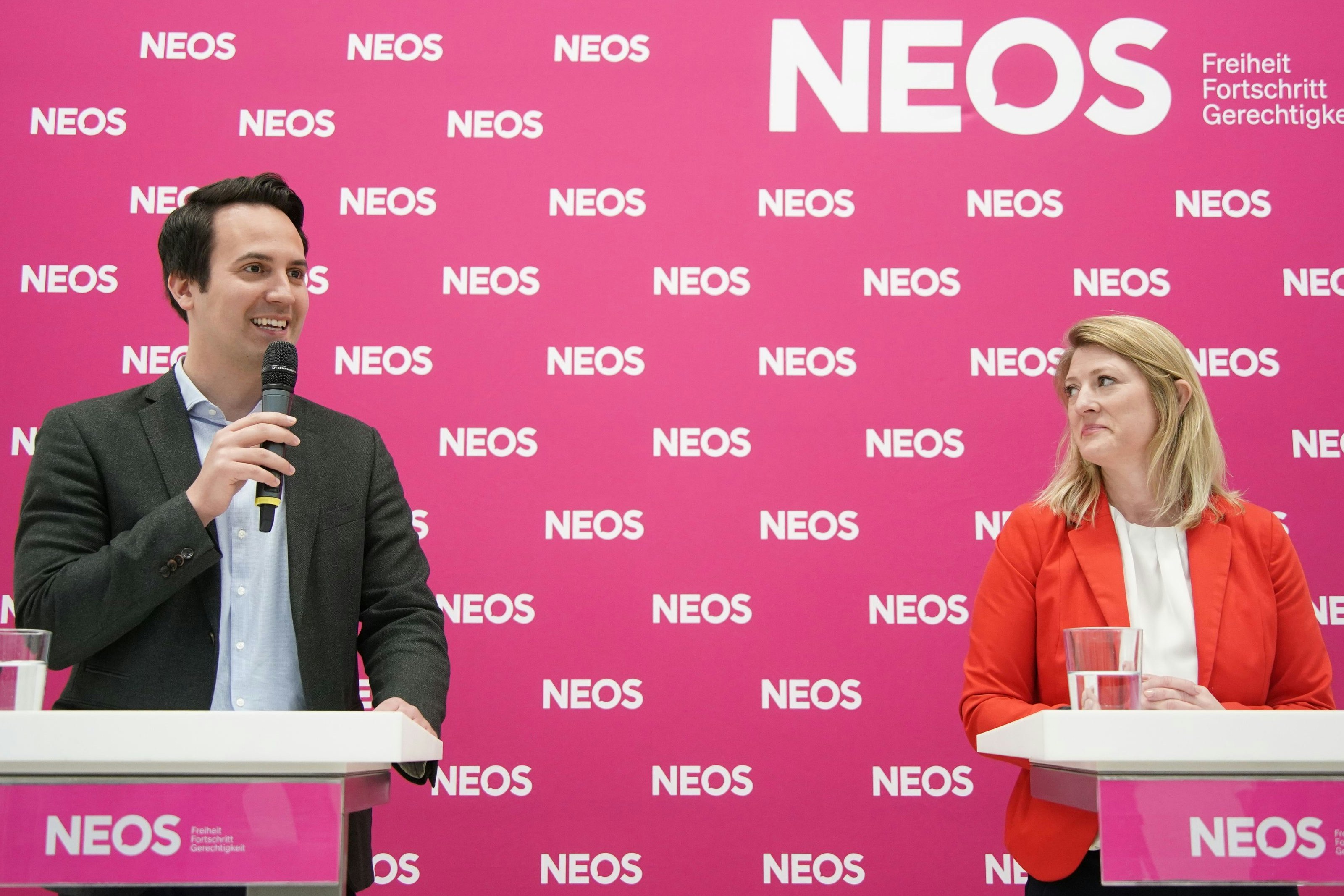 Bildungsstadtrat Christoph Wiederkehr und NEOS-Klubobfrau Bettina Emmerling präsentierten das neue Digitalisierungpaket für Wien
