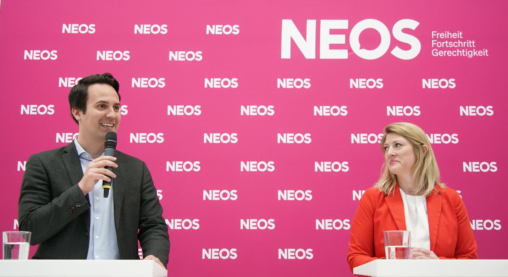 Bildungsstadtrat Christoph Wiederkehr und NEOS-Klubobfrau Bettina Emmerling präsentierten das neue Digitalisierungpaket für Wien