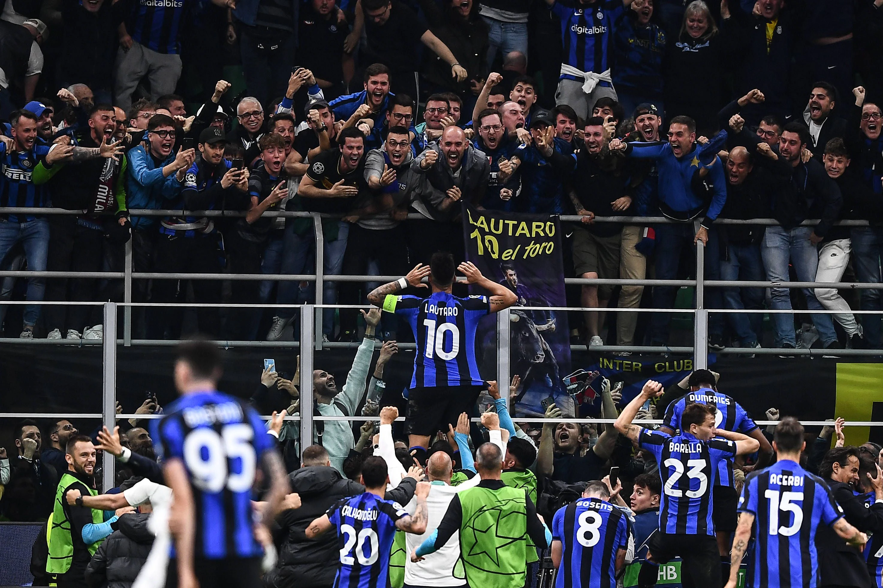 Lautaro jubelt vor den eigenen Fans über den Aufstieg ins Finale.