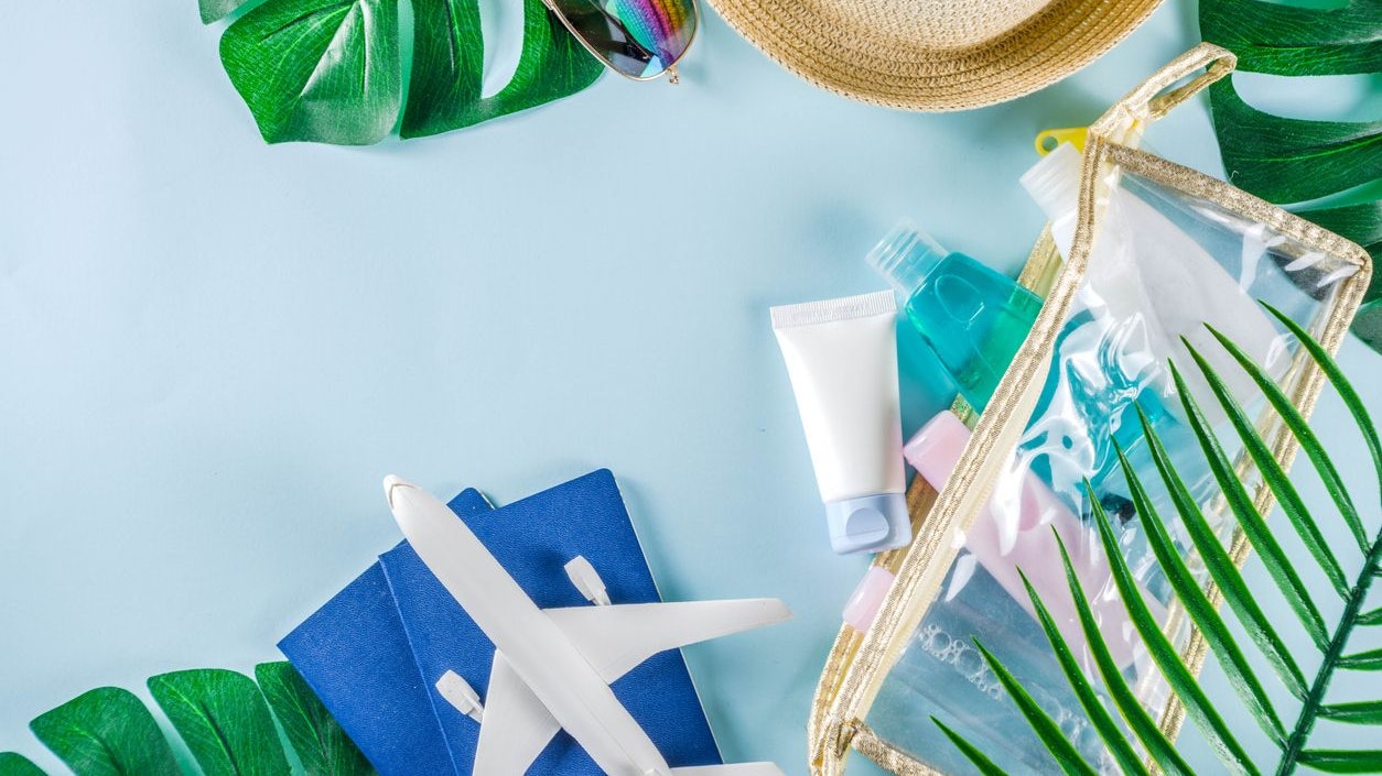 Wenn du eine lange Reise vor dir hast ist vor allem eine Sache wichtig: Komfort! Das kann sich auf deine Kleidung beziehen, wichtig ist allerdings auch, dass deine Haut mehrere Kilometer in der Luft gepflegt und versorgt wird.