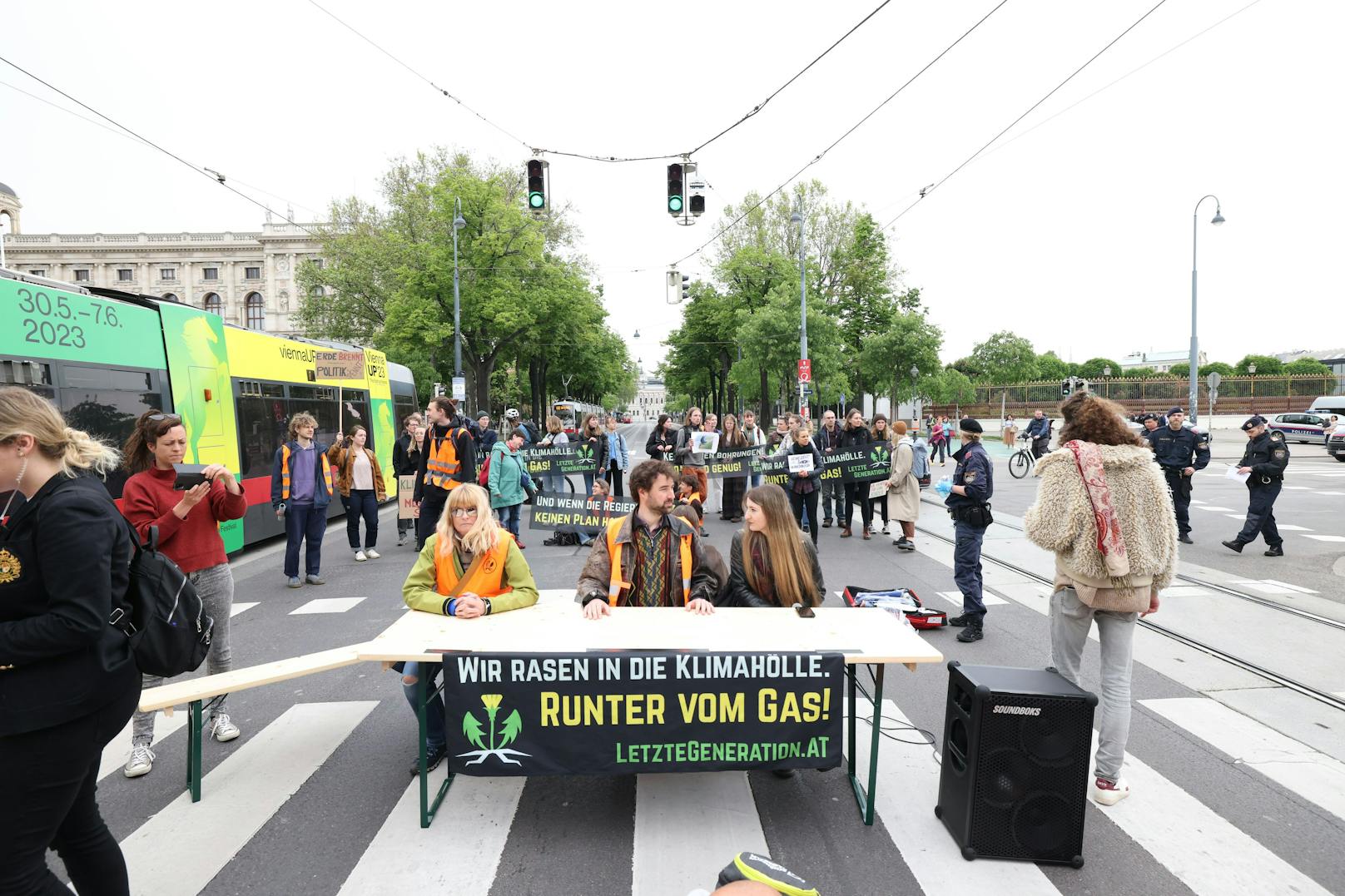 Die Klima-Kleber der "Letzten Generation" haben wieder die Ringstraße blockiert.