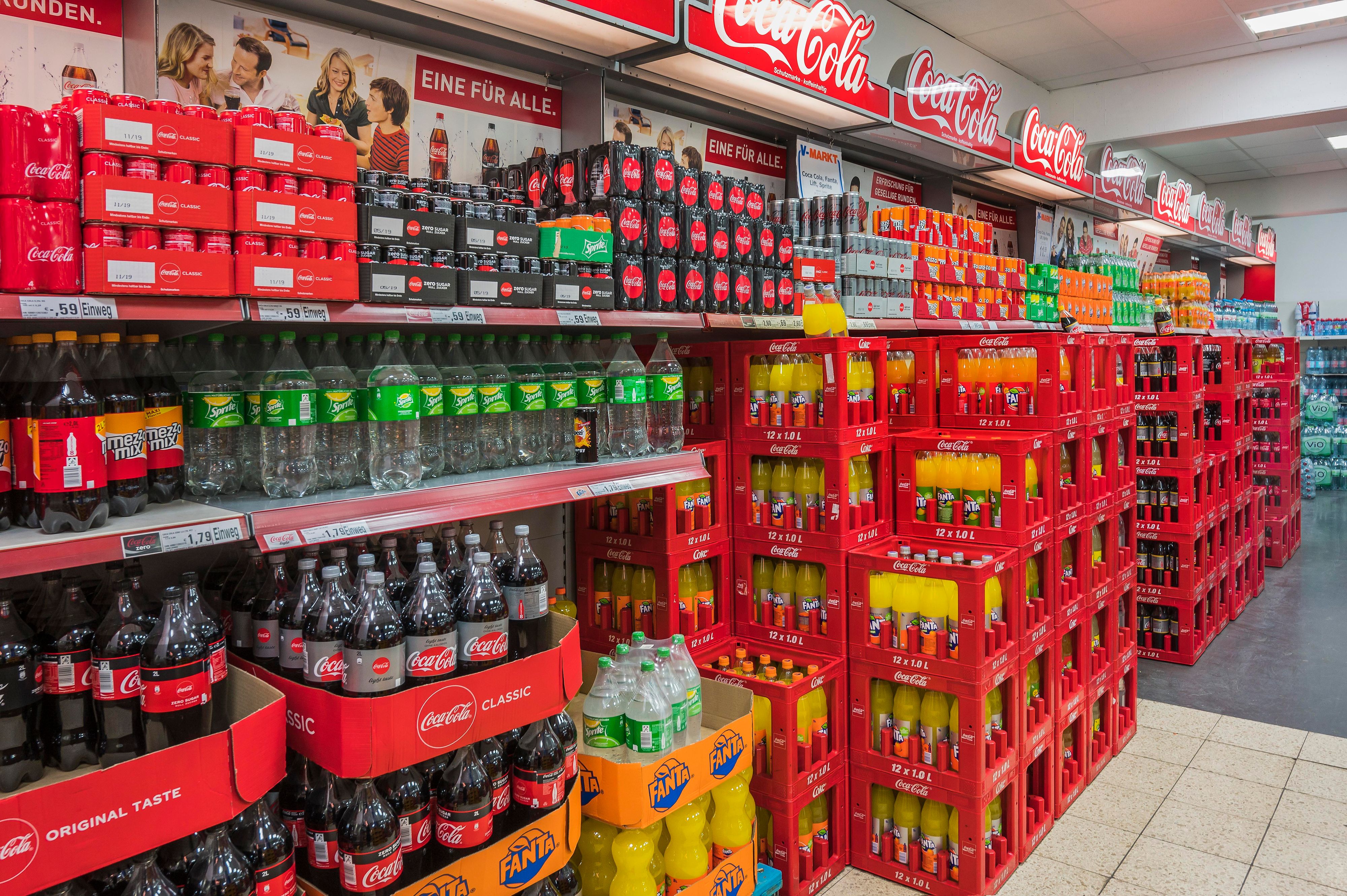 Download von www.picturedesk.com am 16.05.2023 (16:53).  Verschiedene Softdrinks im Regal im Supermarkt, München, Oberbayern, Bayern, Deutschland, Europa - 20190117_PD16167 - Rechteinfo: Rights Managed (RM)